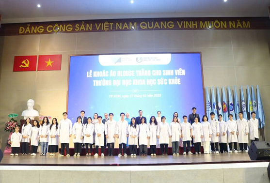 Lễ khoác áo Blouse trắng lớp YHCT24 