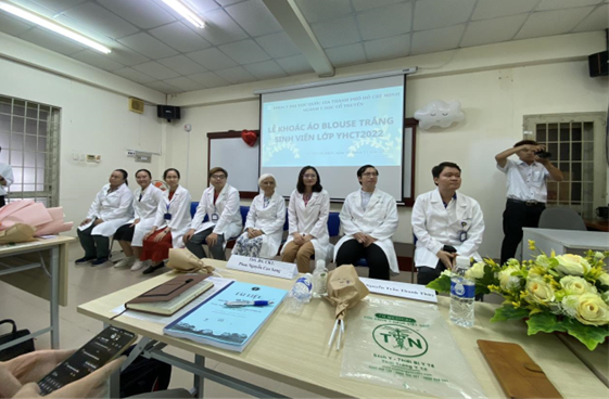 Lễ khoác áo Blouse trắng lớp YHCT22